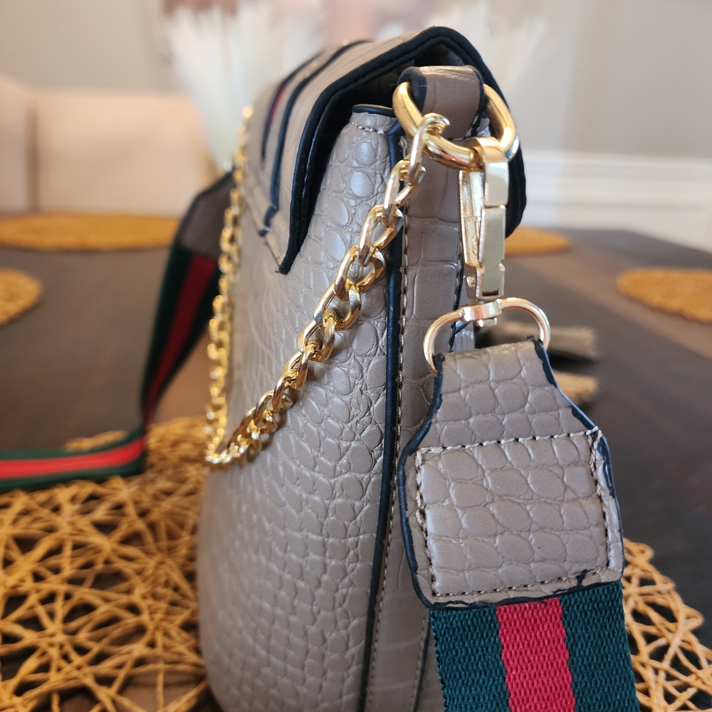 Elegant Beige Croc-Embossed Bag with Gold Bee Accent - Picture 5 of 7